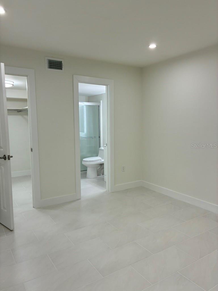 Image 12 of 36 For 5999 Village Circle 990