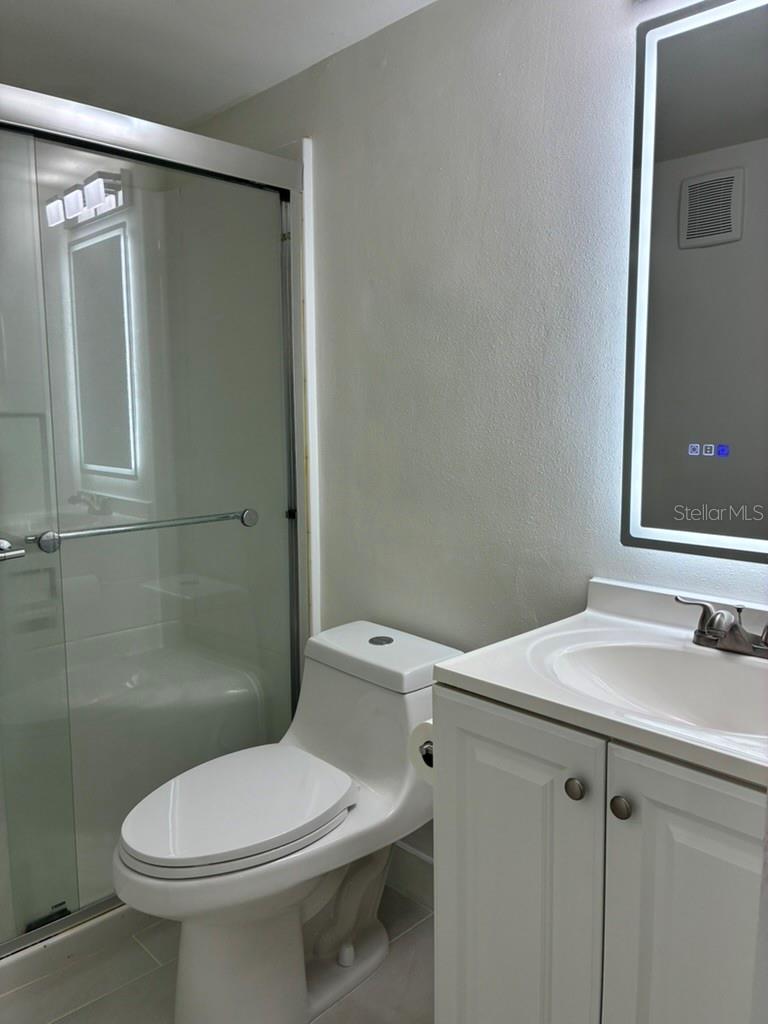 Image 13 of 36 For 5999 Village Circle 990