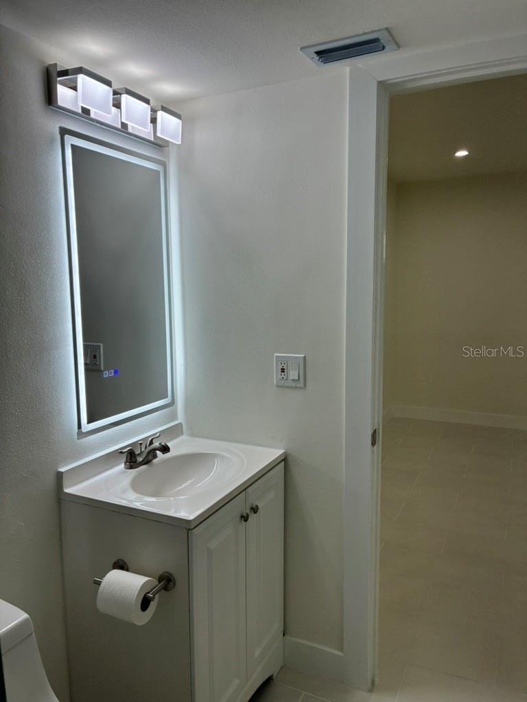 Image 14 of 36 For 5999 Village Circle 990