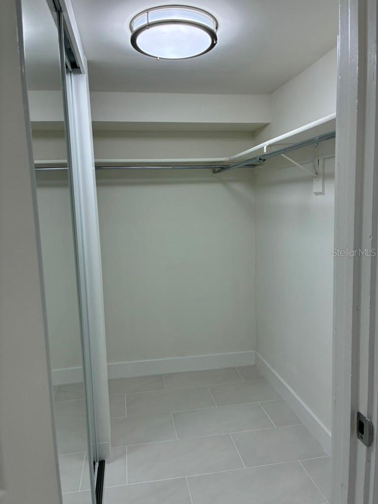 Image 15 of 36 For 5999 Village Circle 990