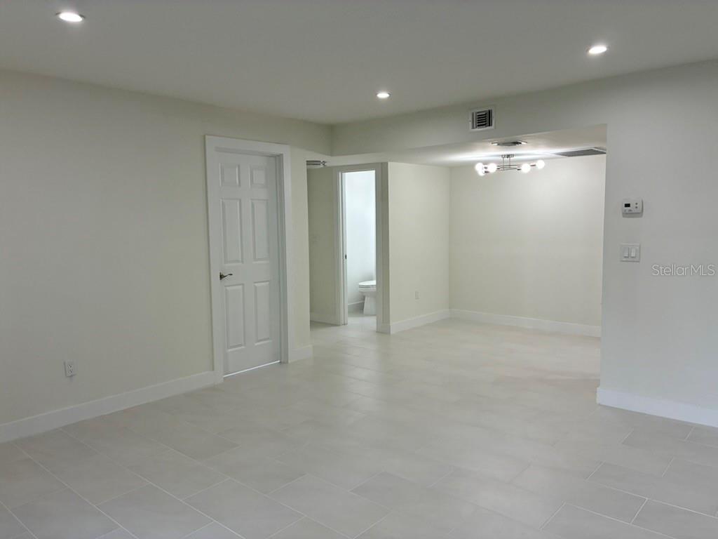 Image 17 of 36 For 5999 Village Circle 990