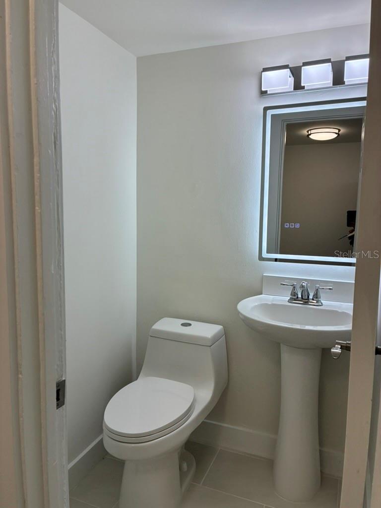 Image 18 of 36 For 5999 Village Circle 990