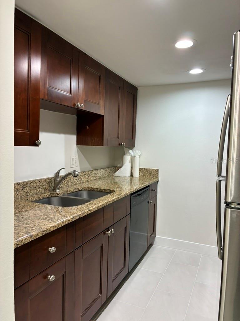 Image 23 of 36 For 5999 Village Circle 990