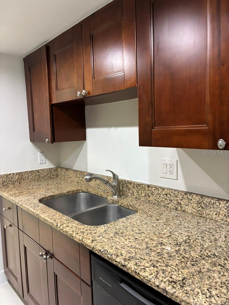 Image 25 of 36 For 5999 Village Circle 990