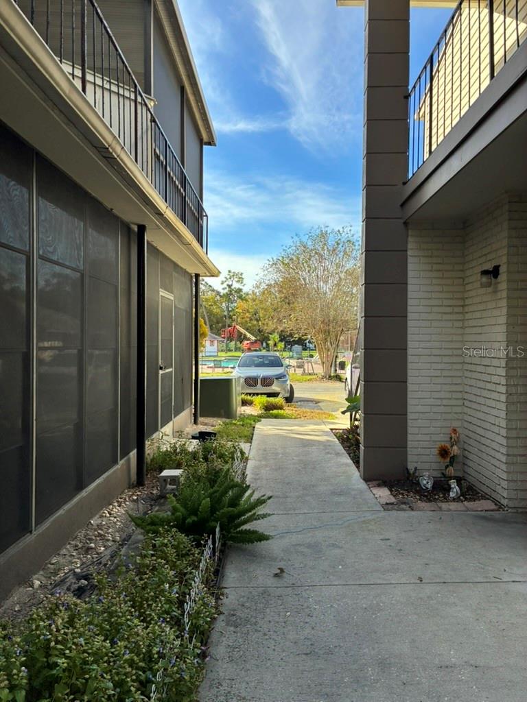 Image 27 of 36 For 5999 Village Circle 990