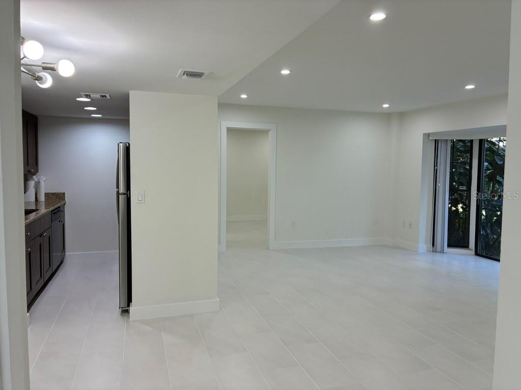 Image 4 of 36 For 5999 Village Circle 990