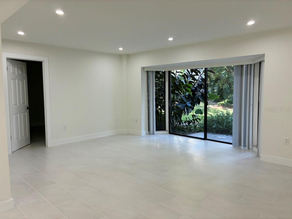 Image 6 of 36 For 5999 Village Circle 990