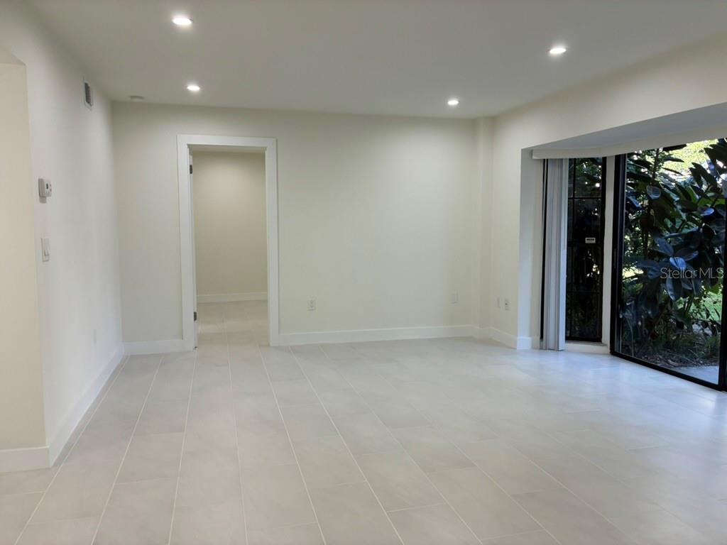 Image 8 of 36 For 5999 Village Circle 990