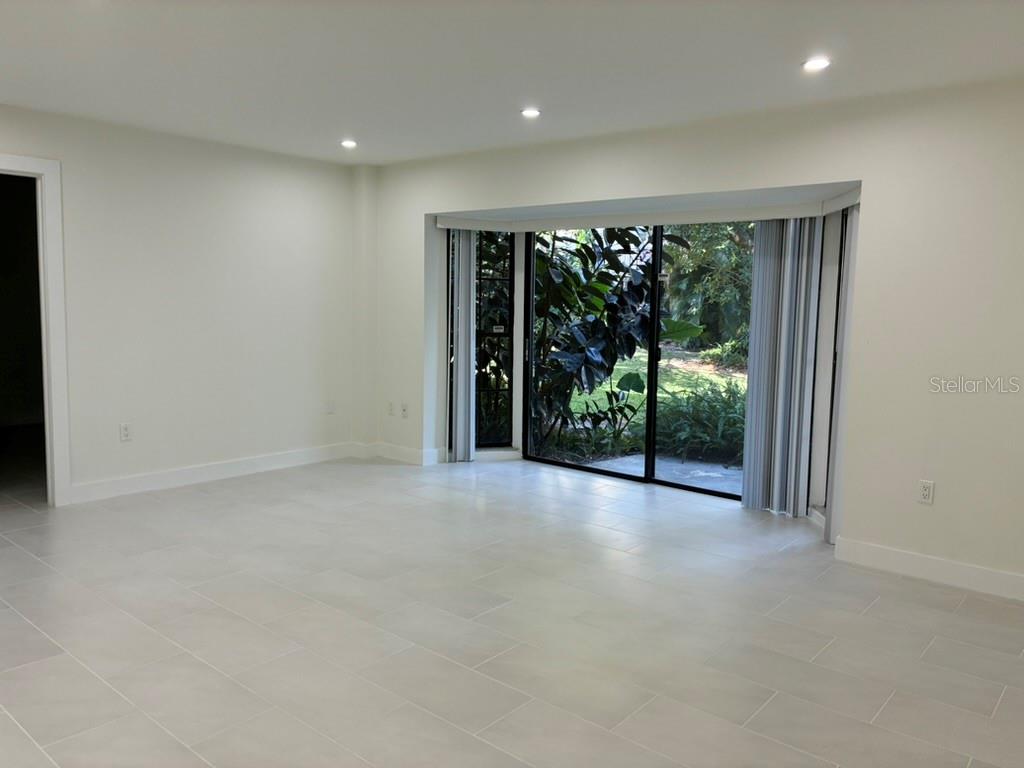 Image 9 of 36 For 5999 Village Circle 990