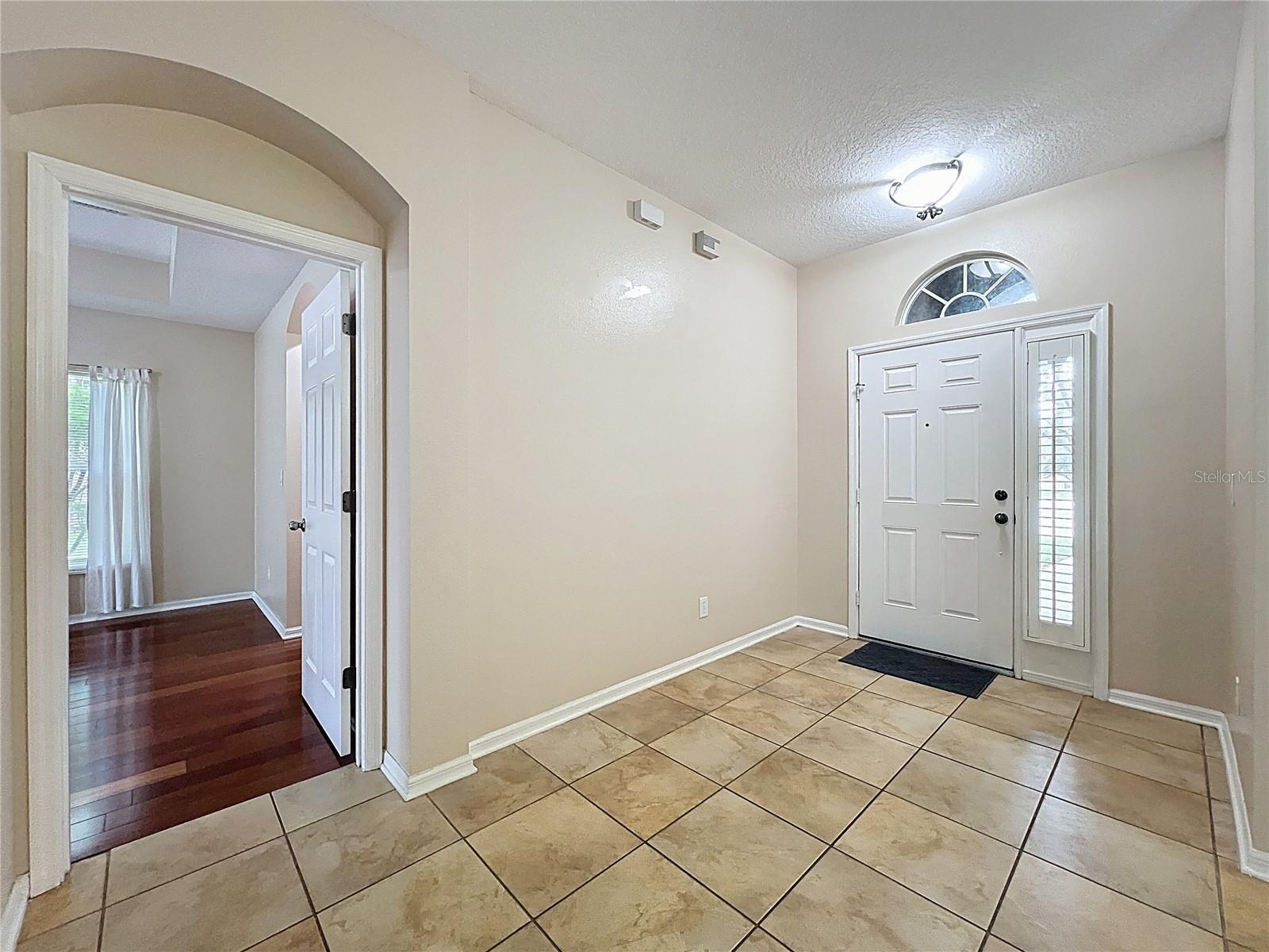 Image 7 of 87 For 805 Valleyway Dr