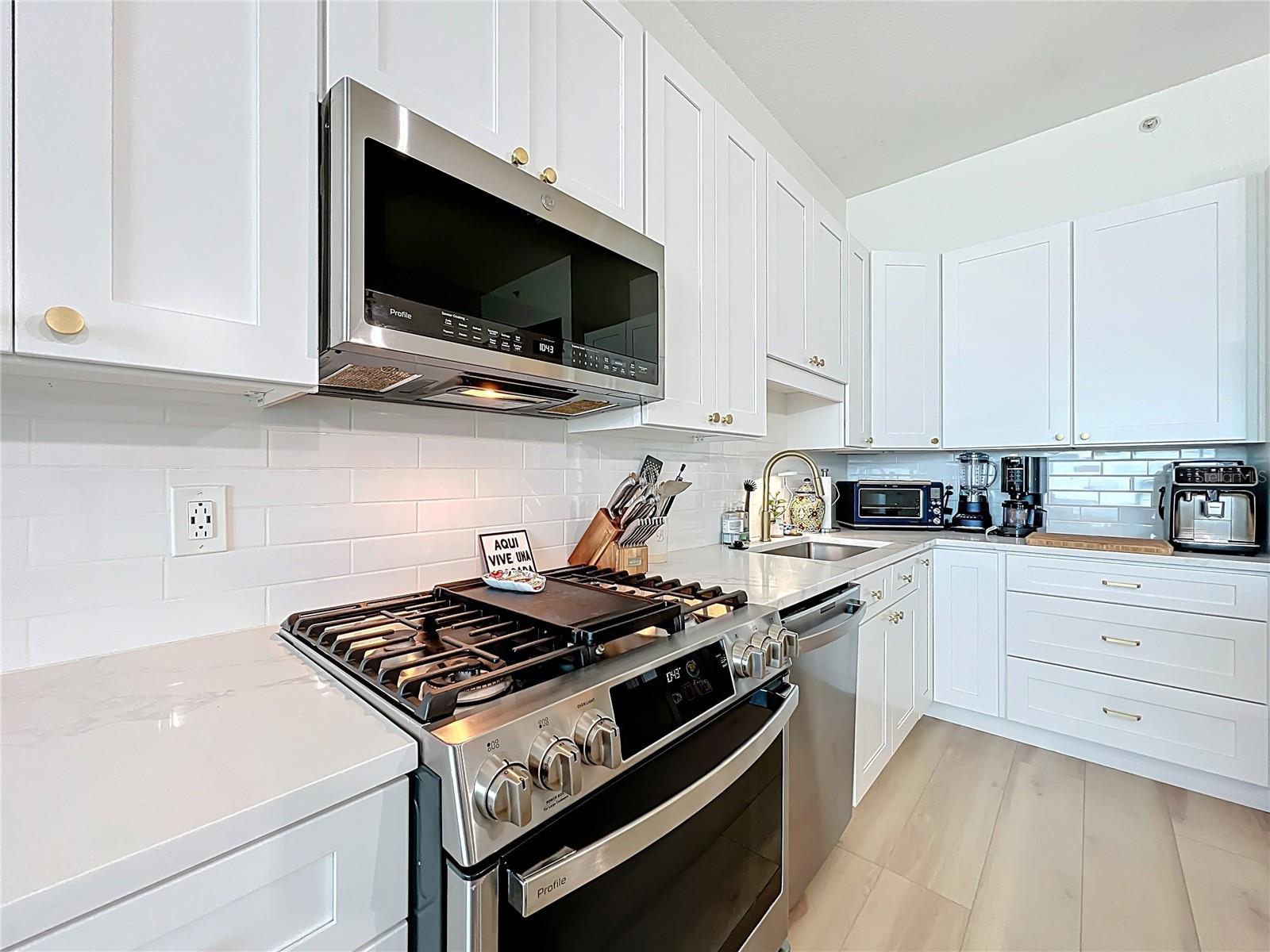 Image 11 of 53 For 150 Robinson Street 2006