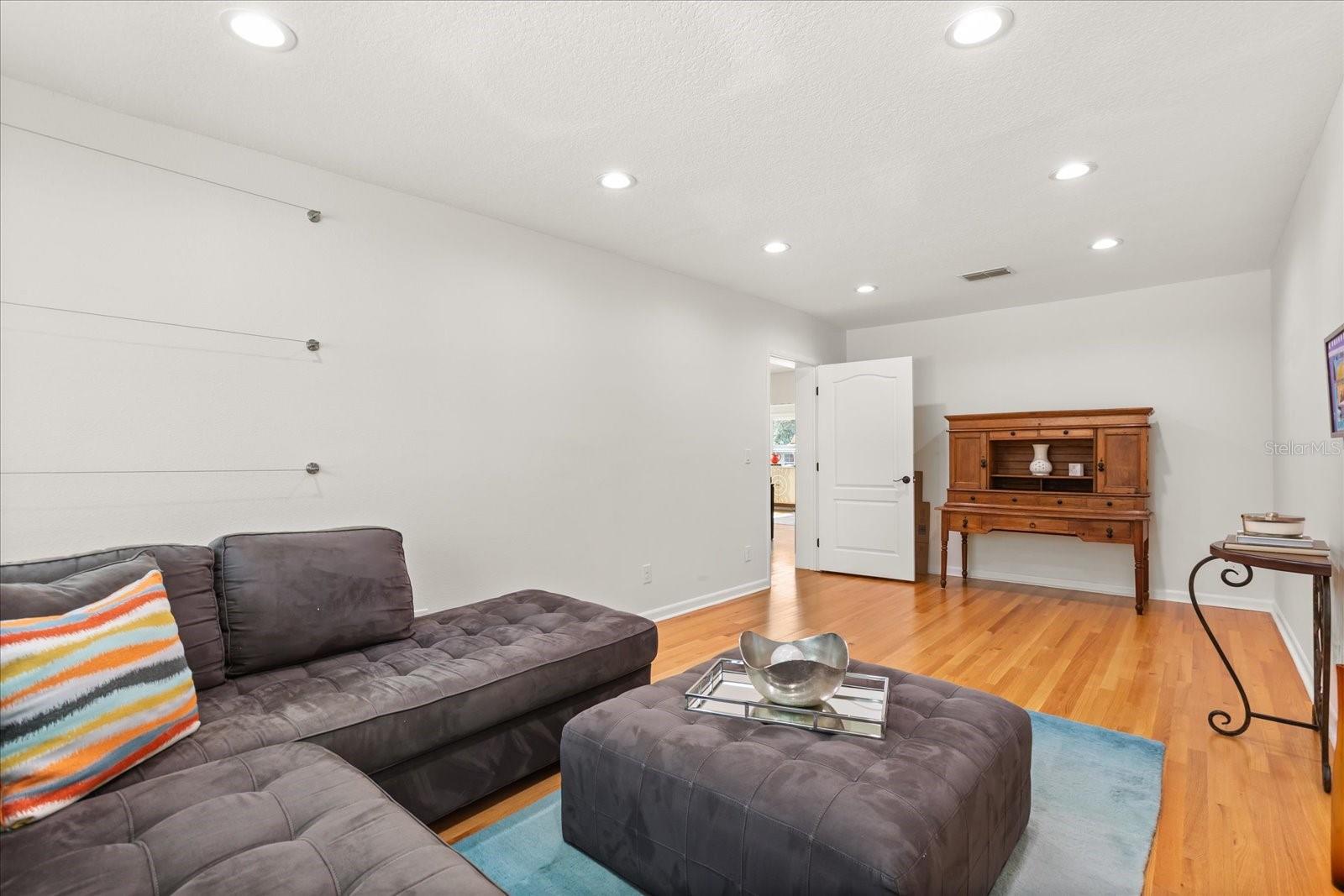 Image 14 of 42 For 810 Buckwood Drive