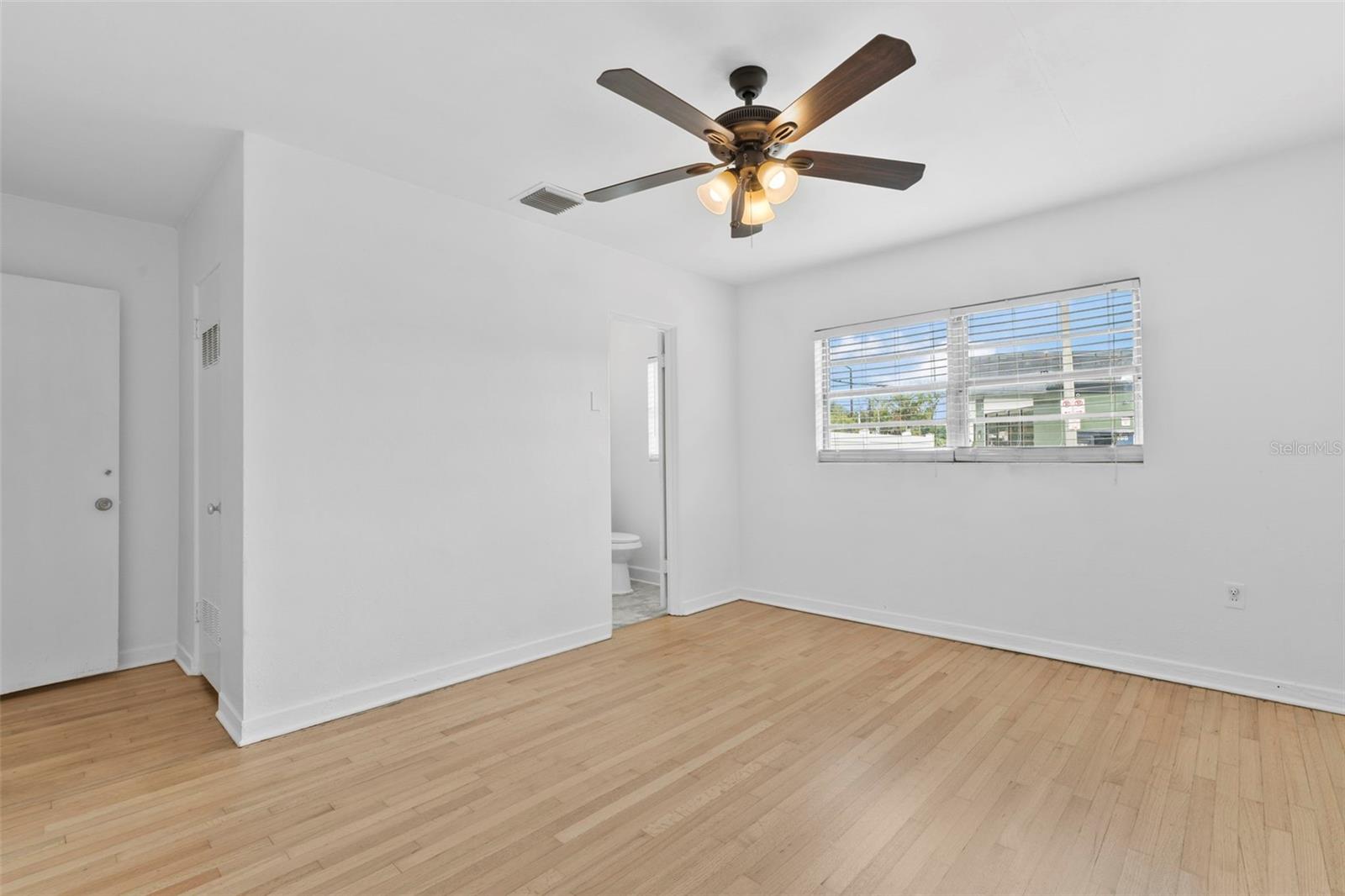 Image 13 of 86 For 1039-1041 Thornton Avenue