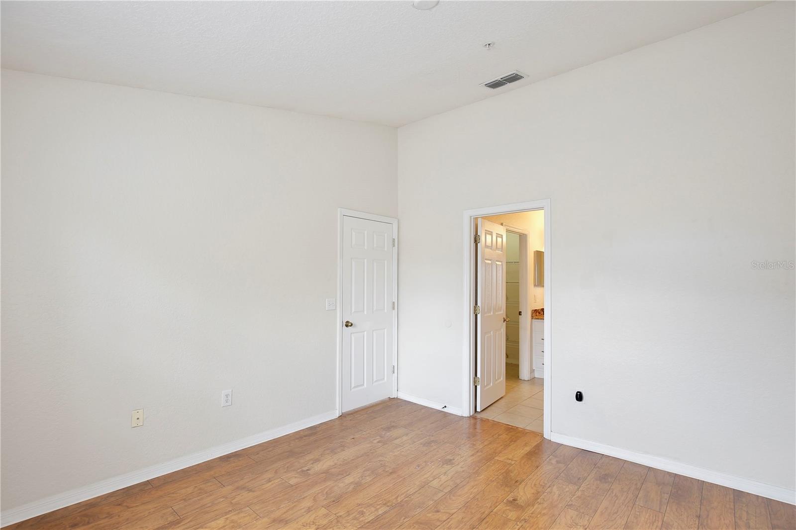 Image 11 of 19 For 825 Grand Regency Point 200