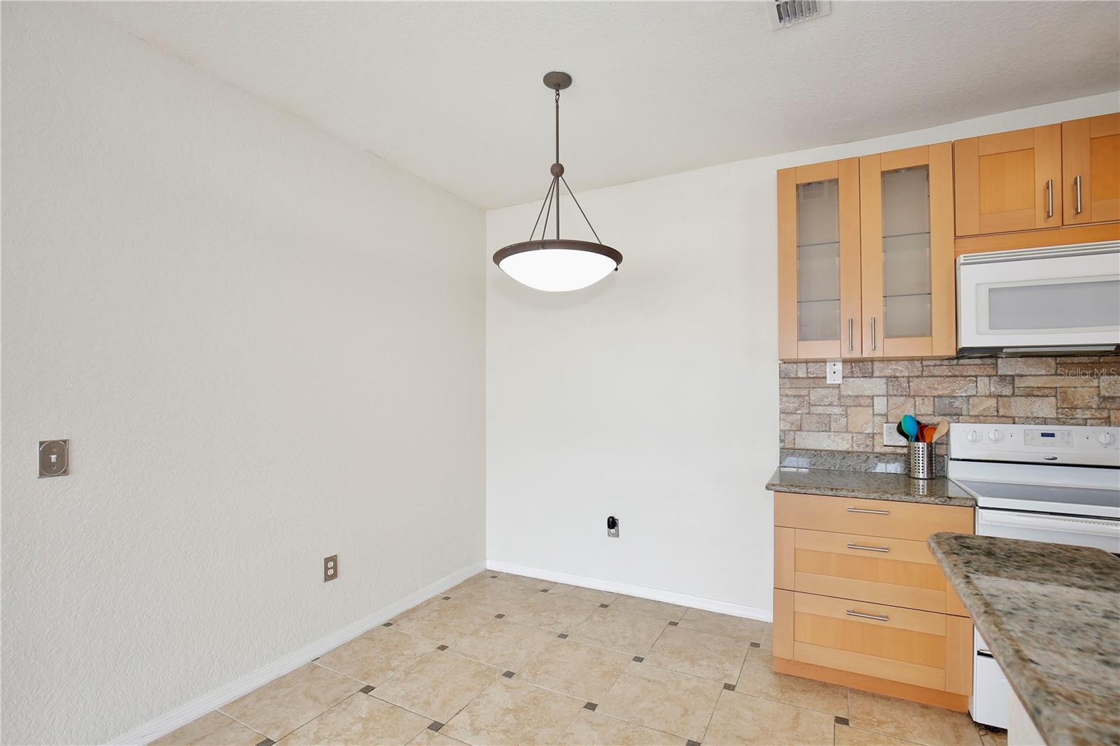 Image 7 of 19 For 825 Grand Regency Point 200