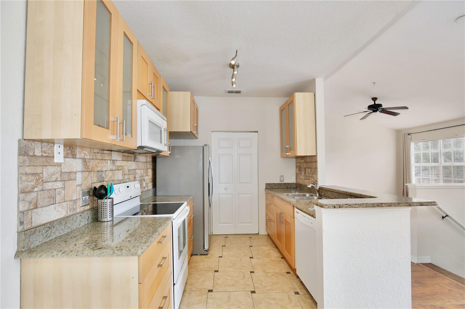 Image 8 of 19 For 825 Grand Regency Point 200