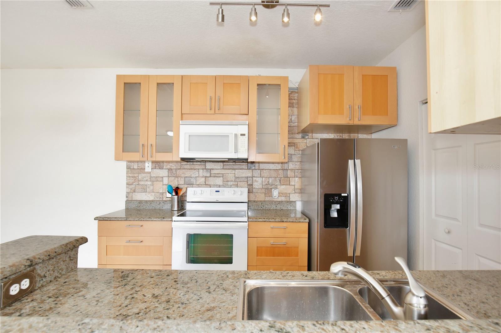 Image 9 of 19 For 825 Grand Regency Point 200