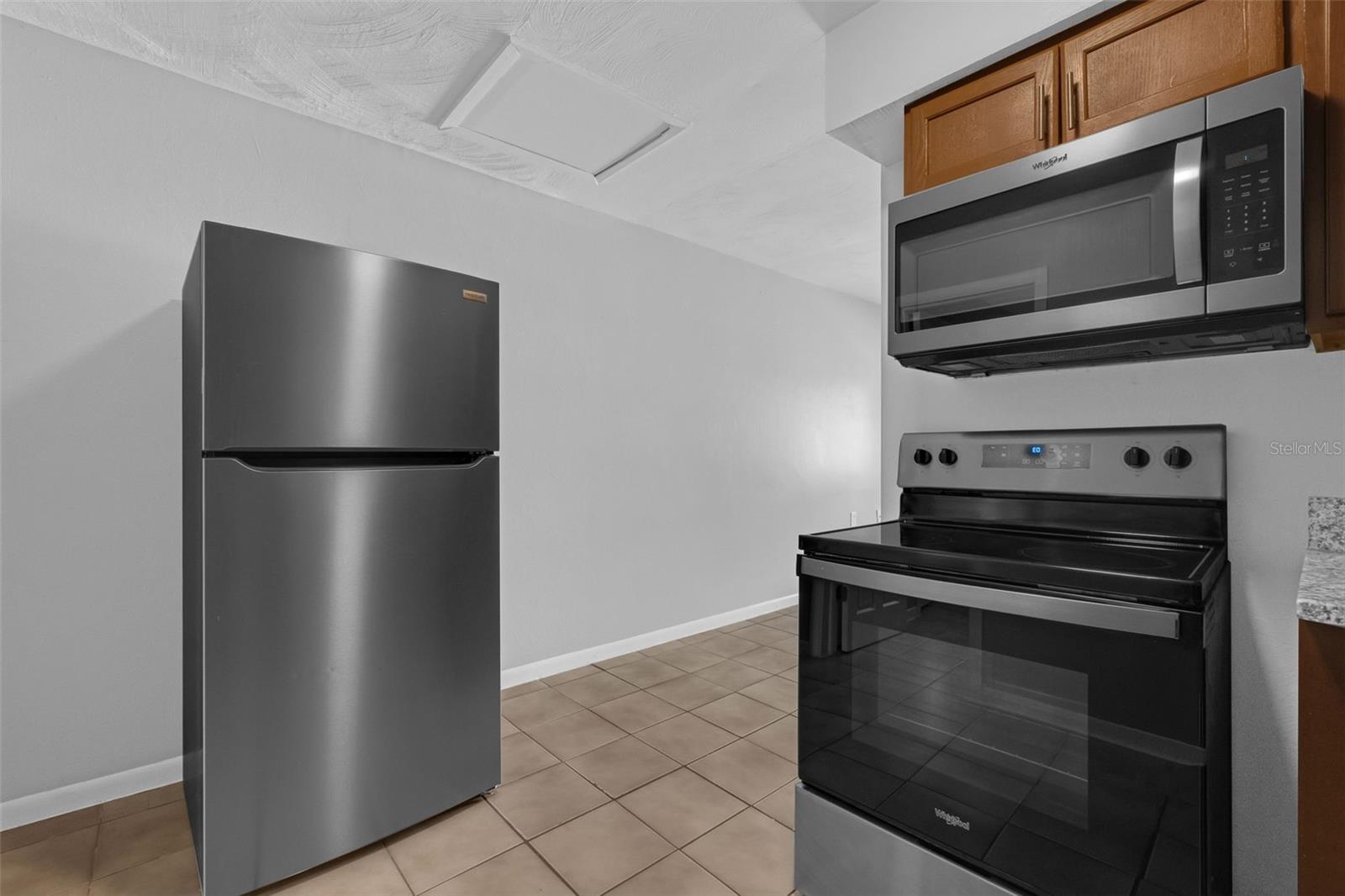 Image 10 of 18 For 907 Center Avenue 3