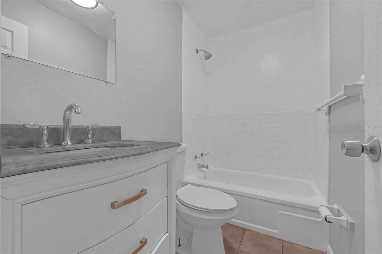 Image 17 of 18 For 907 Center Avenue 3