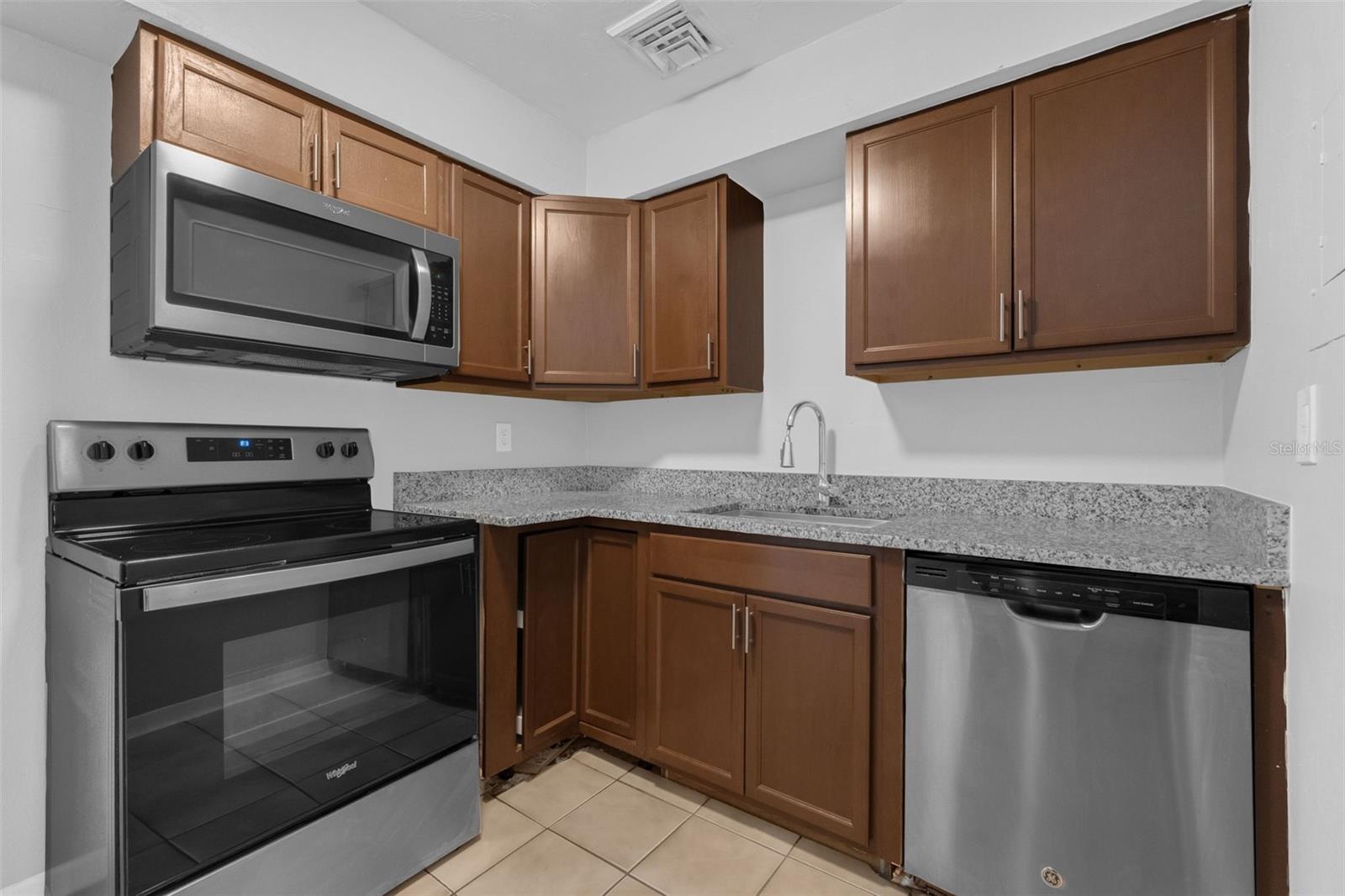 Image 7 of 18 For 907 Center Avenue 3