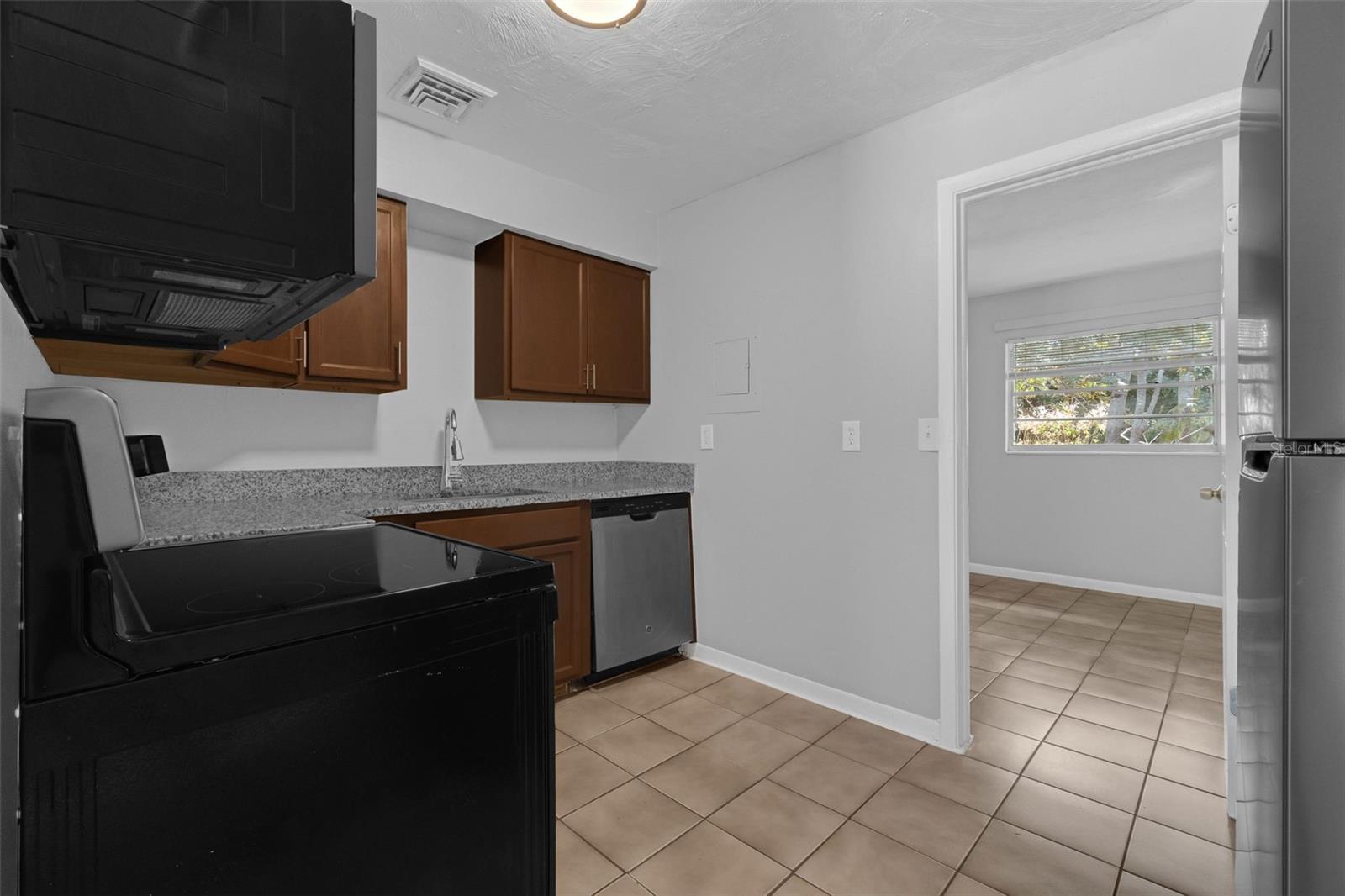 Image 8 of 18 For 907 Center Avenue 3