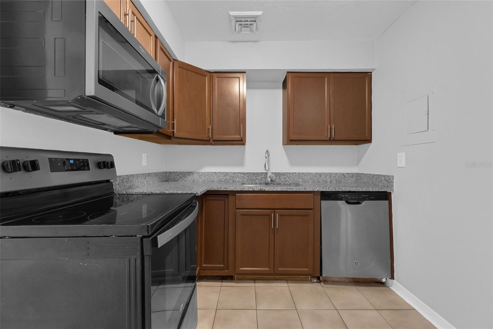 Image 9 of 18 For 907 Center Avenue 3