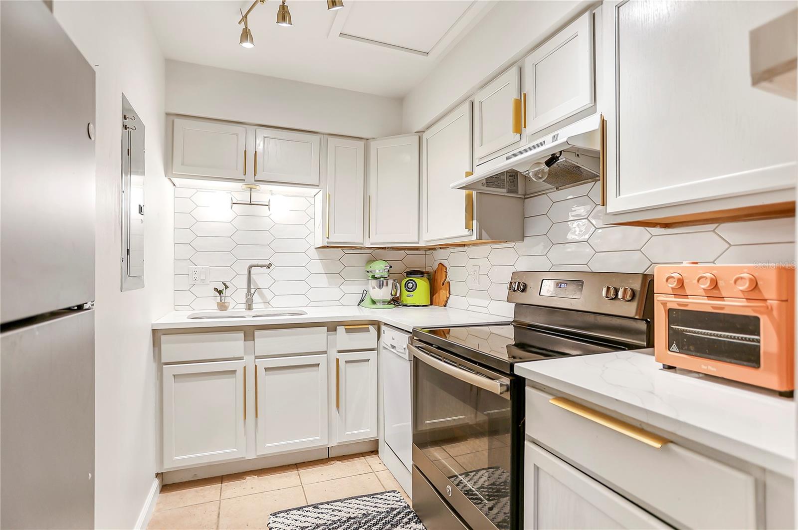 Image 6 of 22 For 3059 Martin St