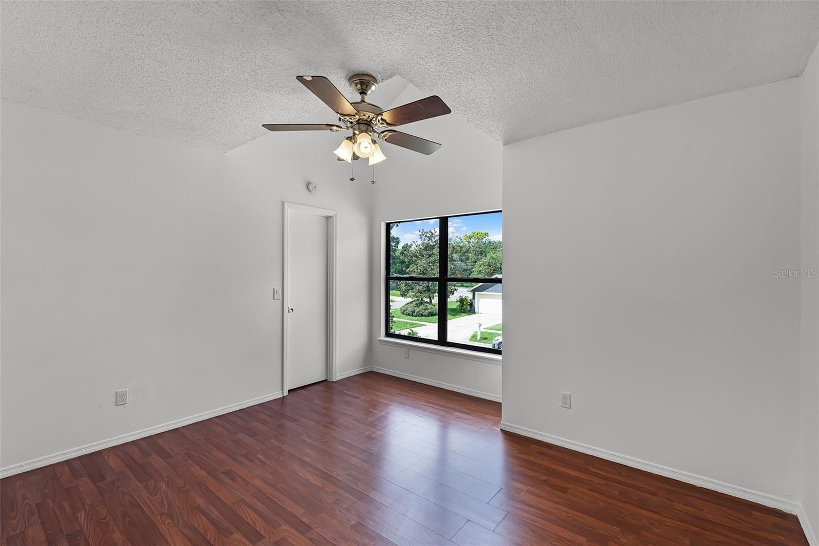 Image 6 of 19 For 4864 Old Oak Tree Court