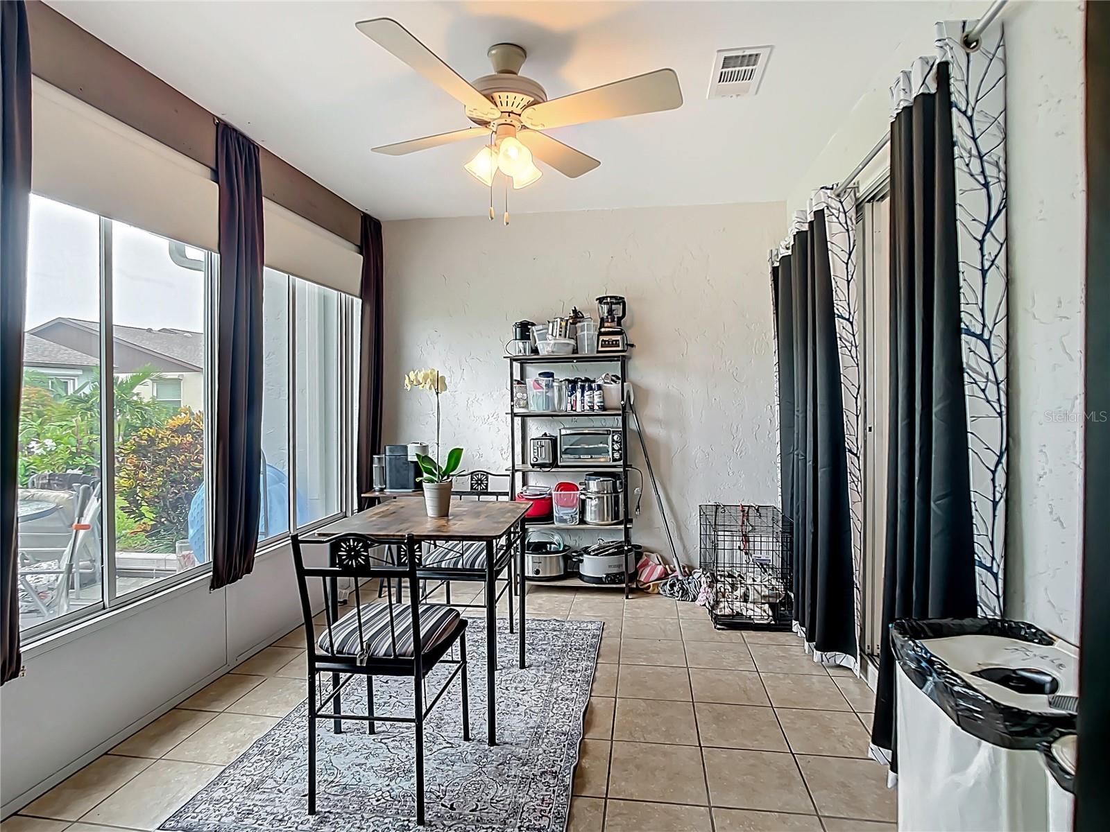 Image 12 of 16 For 215 Persimmon Street 52