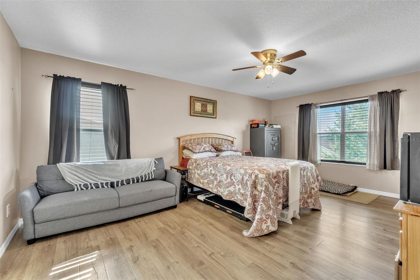 Image 28 of 43 For 8832 Palisades Beach Avenue