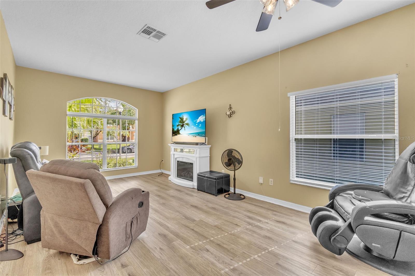 Image 5 of 43 For 8832 Palisades Beach Avenue