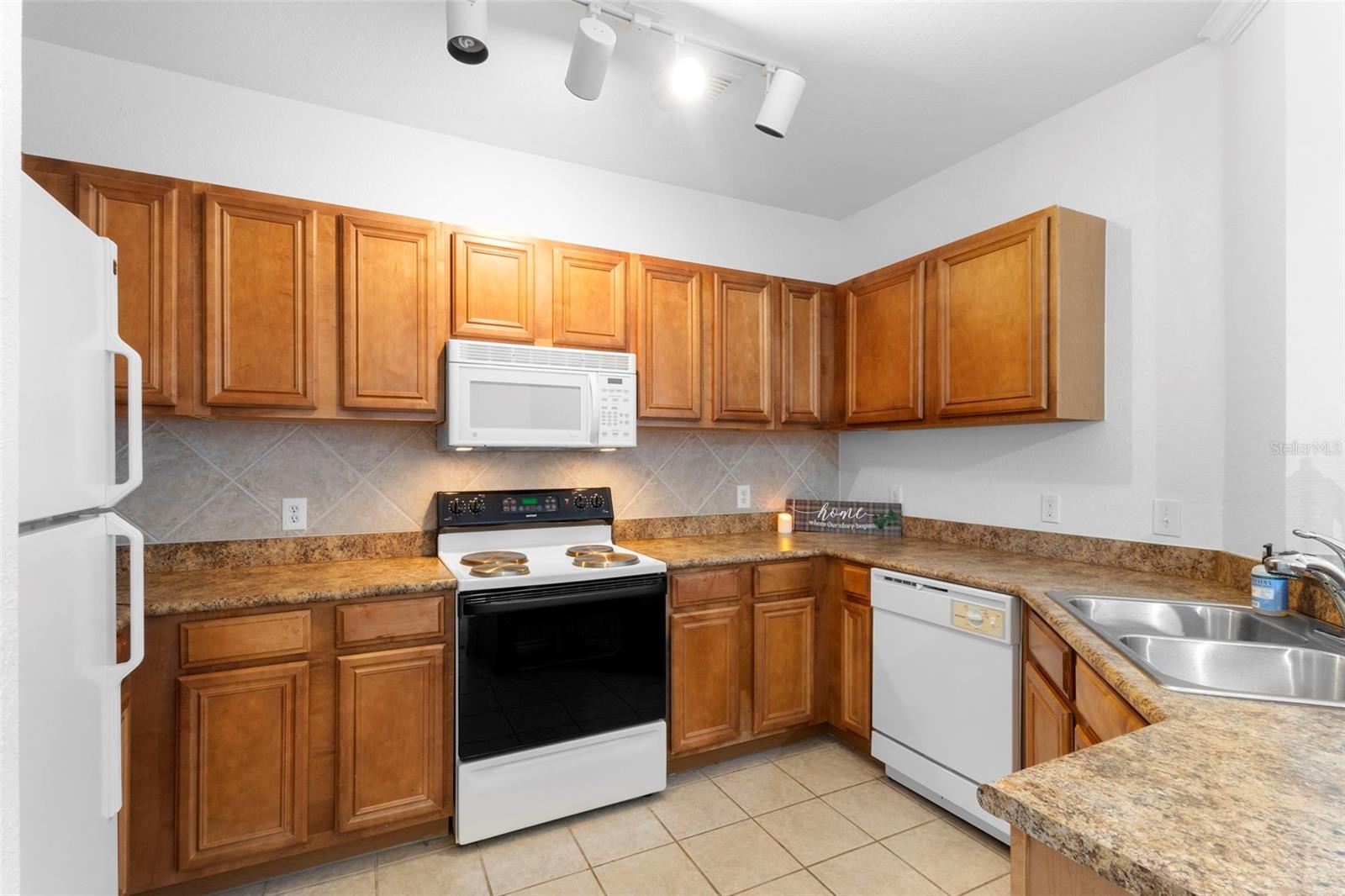Image 9 of 29 For 6135 Metrowest Boulevard 105