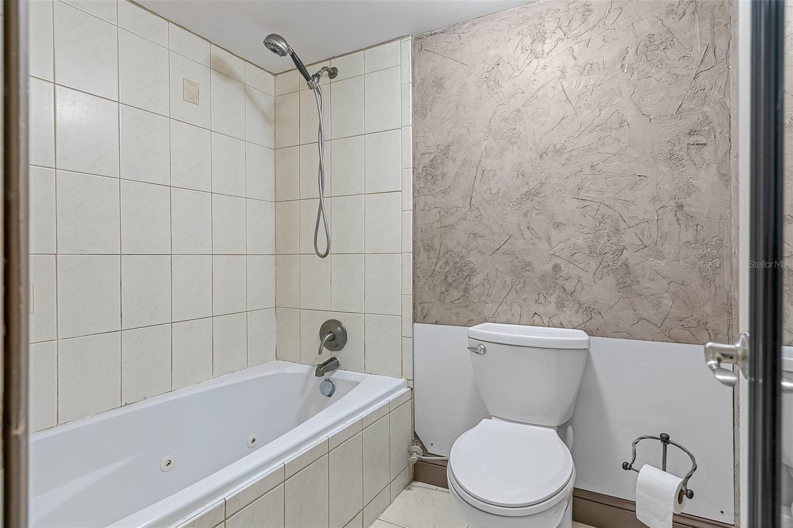 Image 30 of 51 For 622 Orange Drive 233