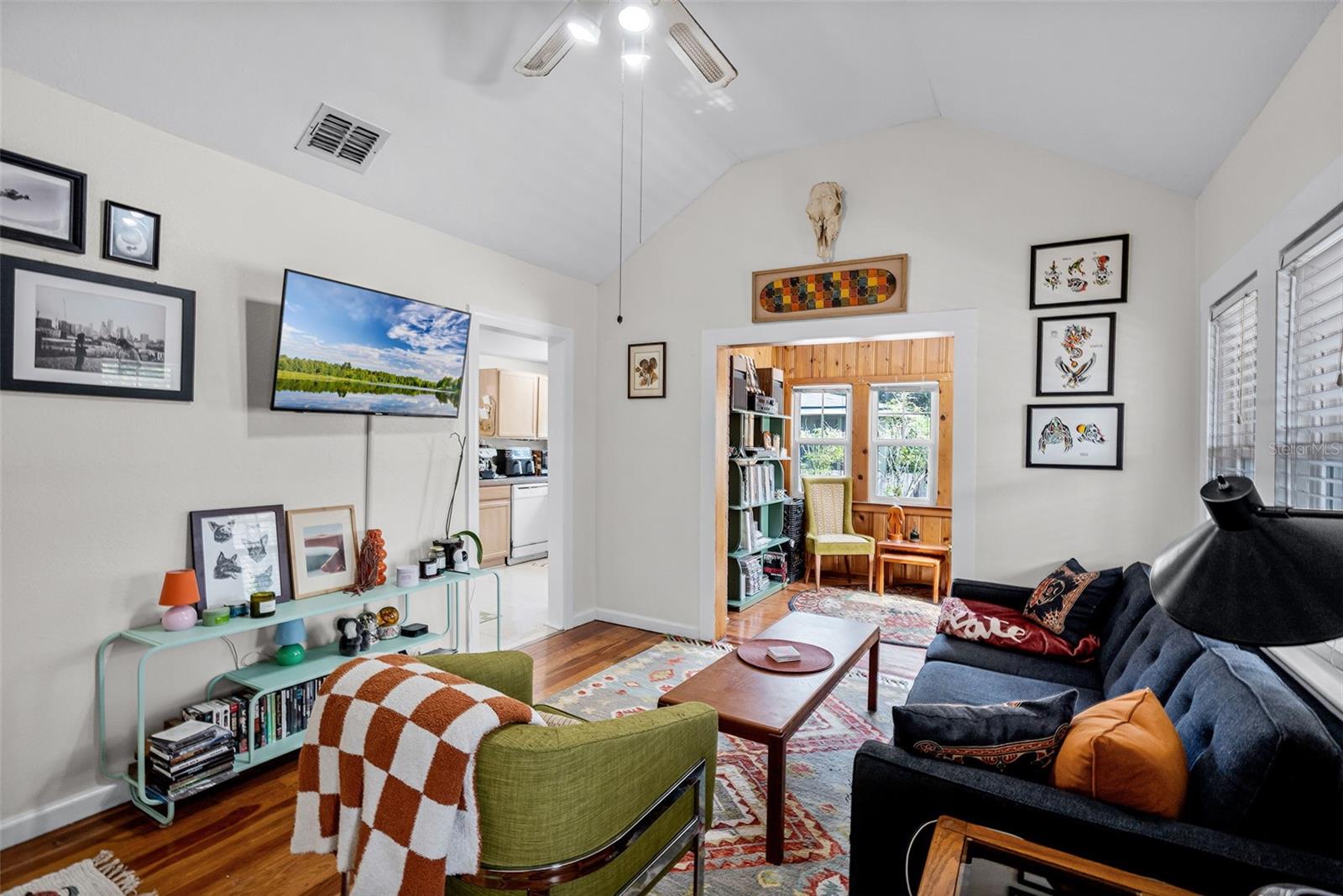 Image 4 of 19 For 1038 Hampton Avenue