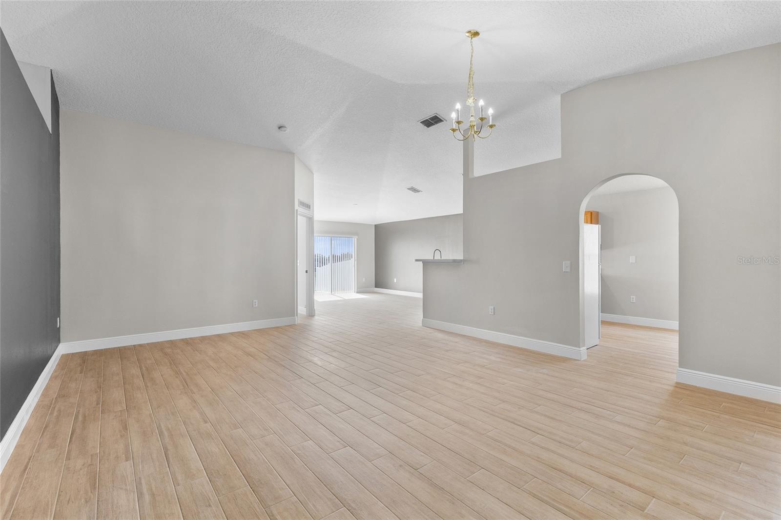 Image 10 of 35 For 566 Stonewall Avenue