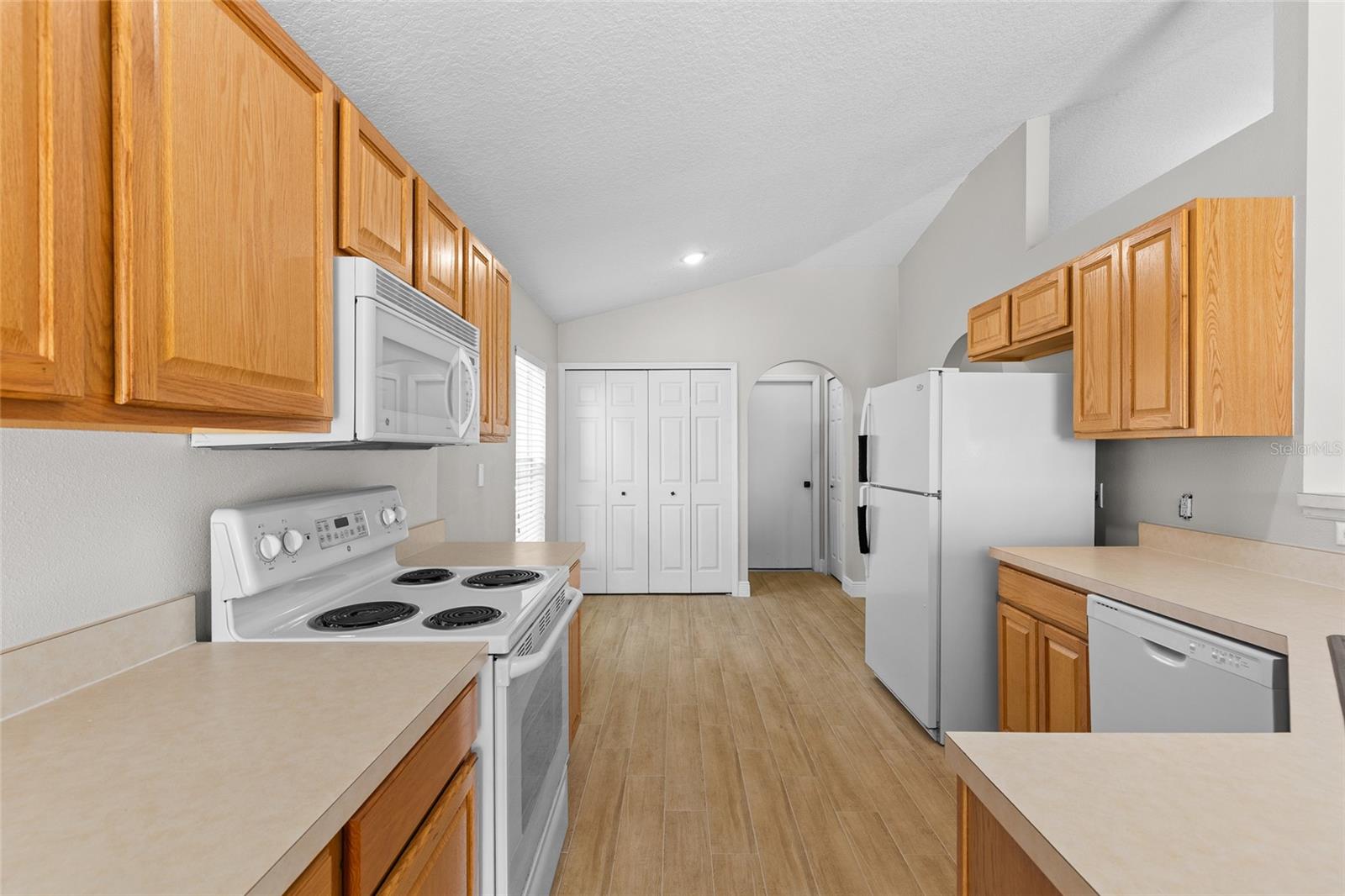 Image 11 of 35 For 566 Stonewall Avenue