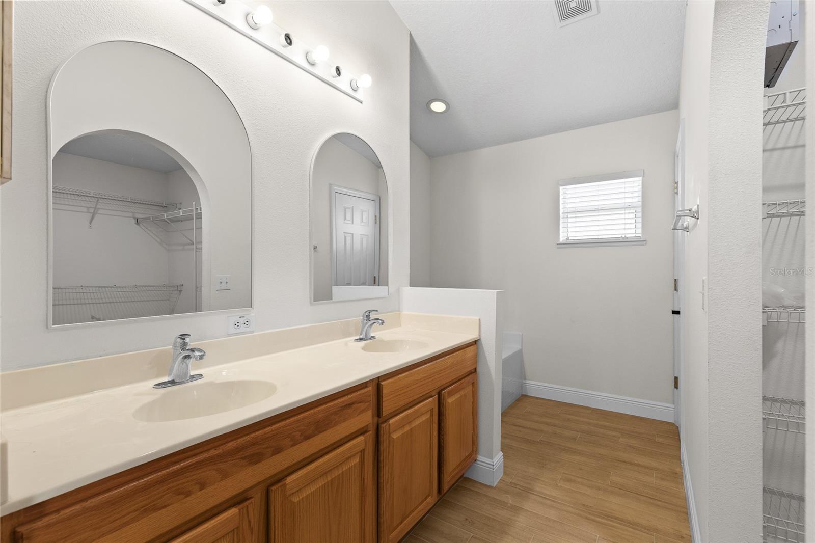 Image 19 of 35 For 566 Stonewall Avenue