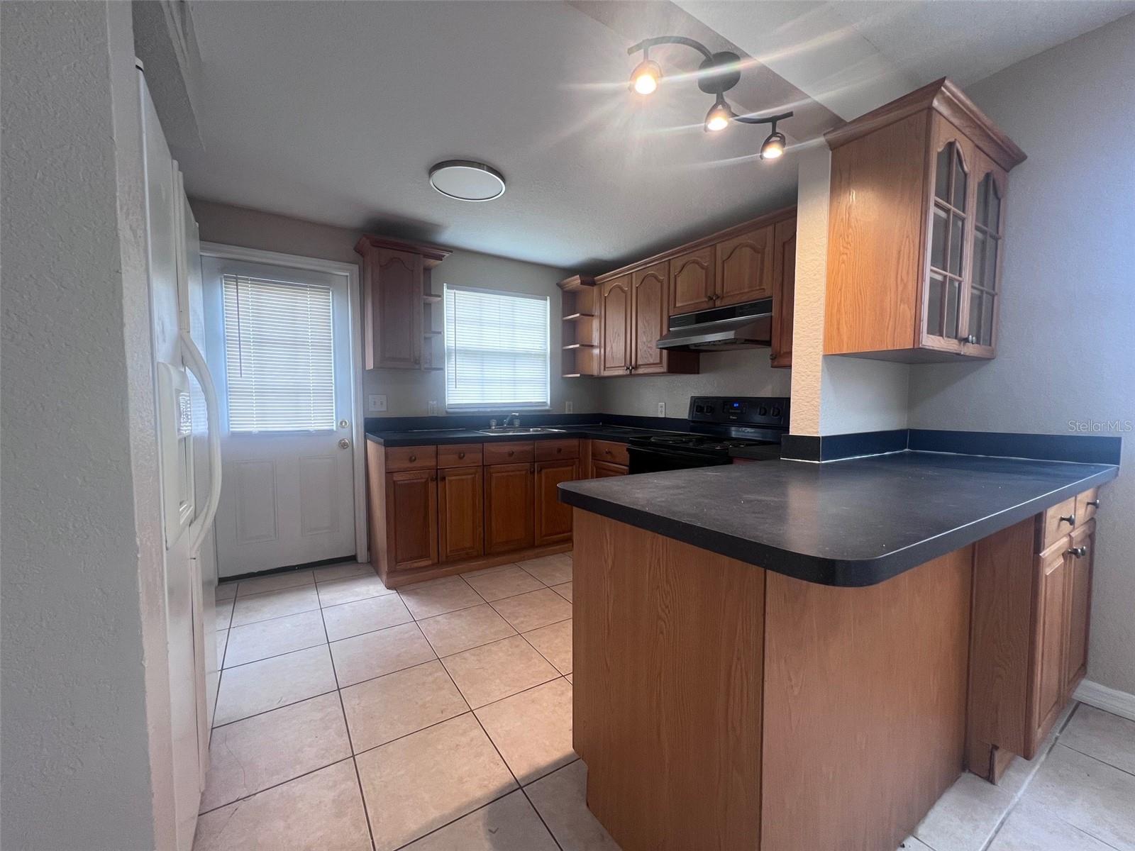 Image 3 of 14 For 918 Eustis Street