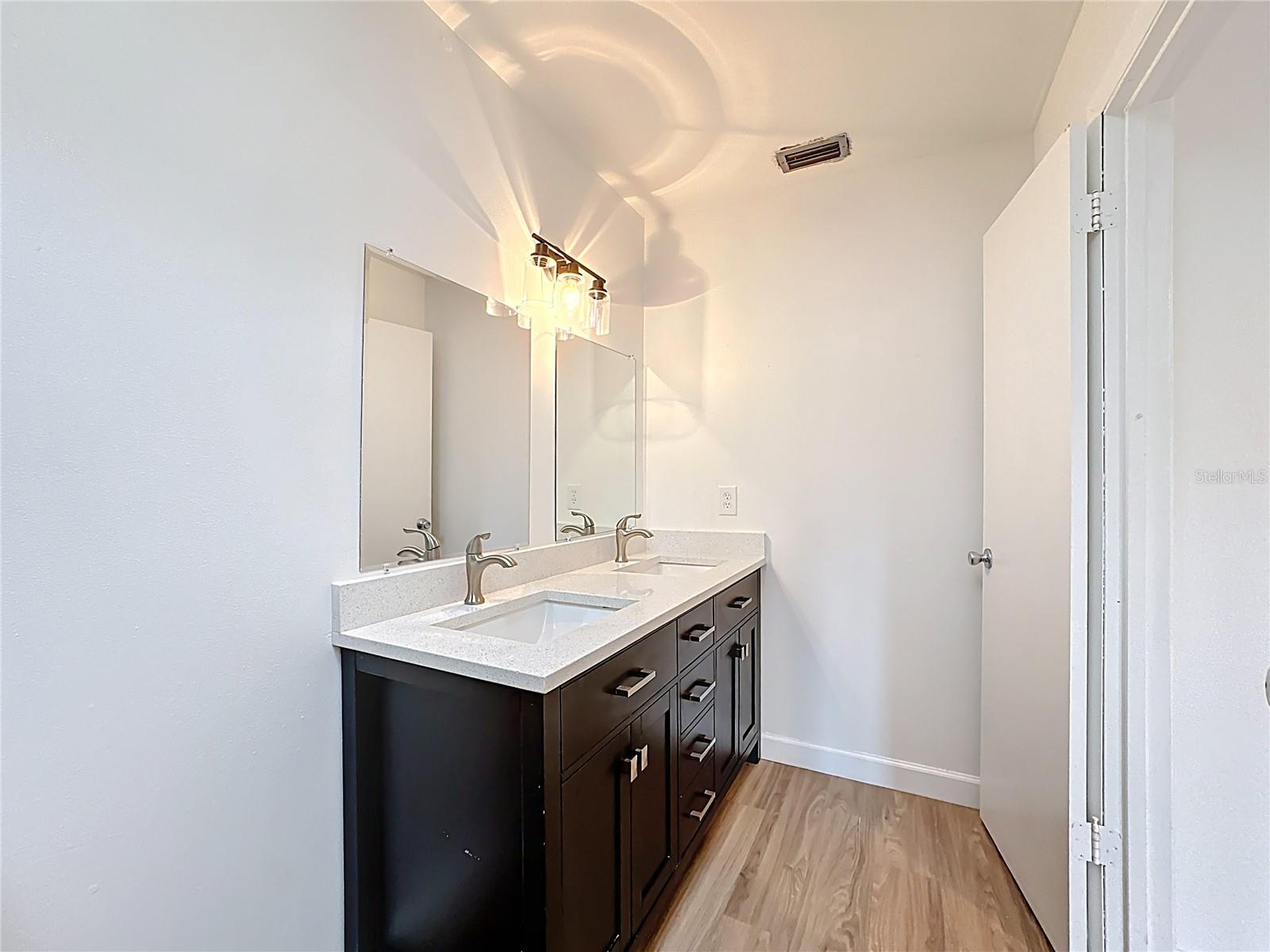 Image 21 of 24 For 1736 Foxhall Circle 604