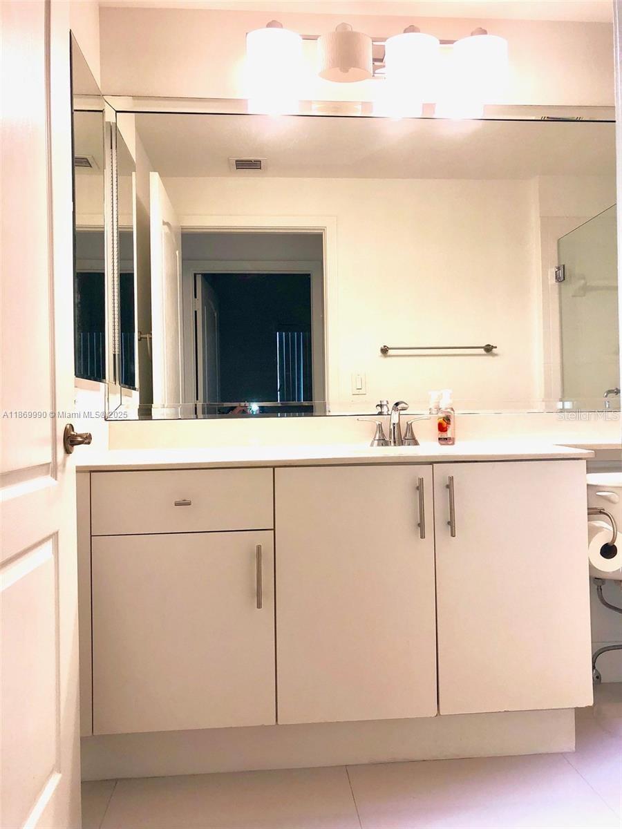 Image 5 of 45 For 10700 Nw 66th Street 306