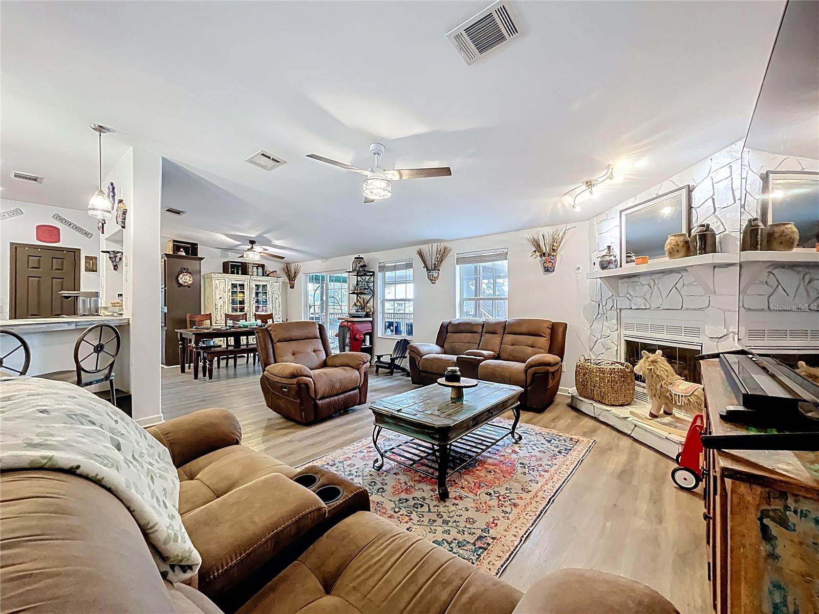 Image 18 of 100 For 21320 Paradise Way