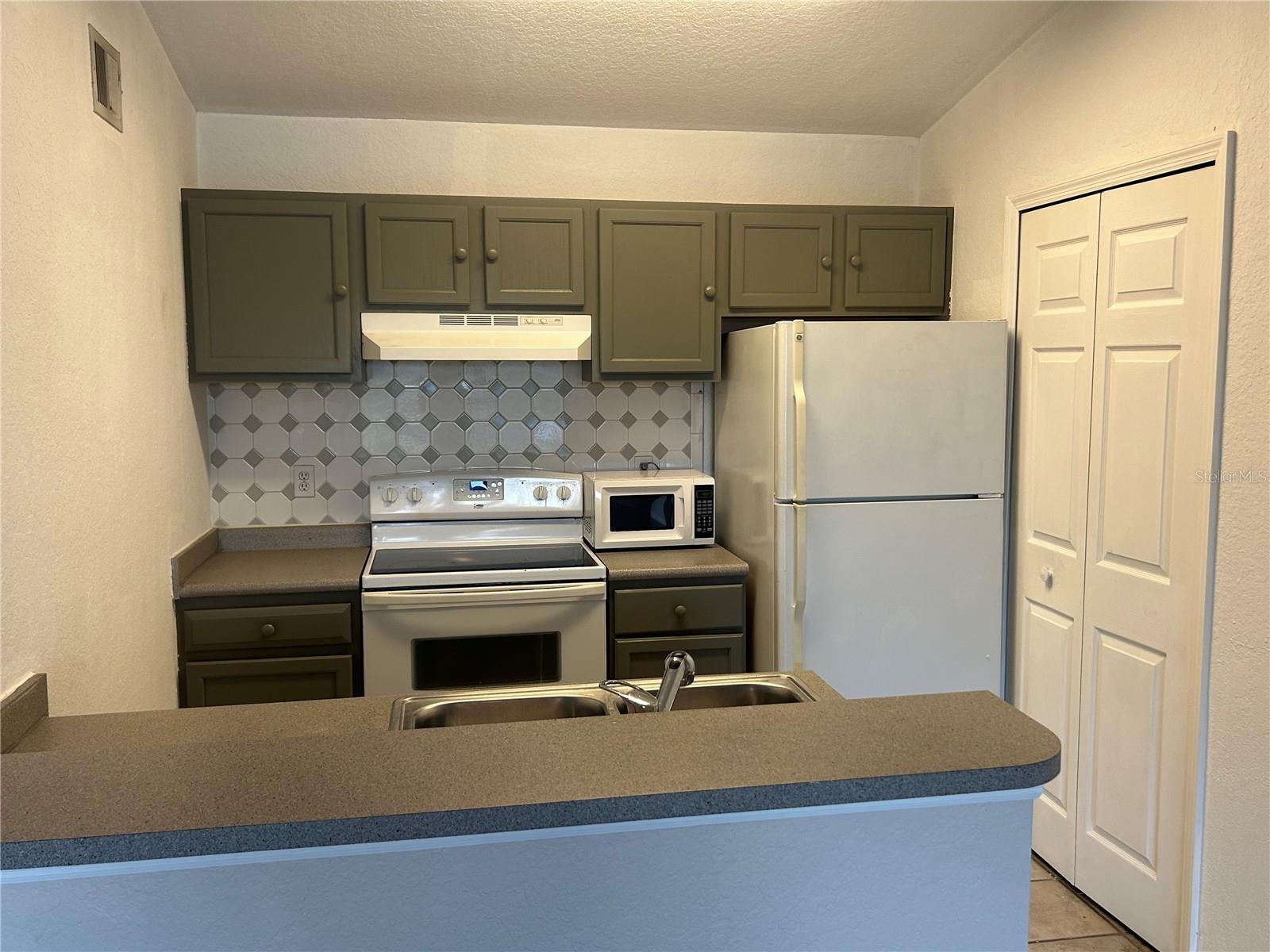 Image 27 of 34 For 8939 Latrec Avenue 1305