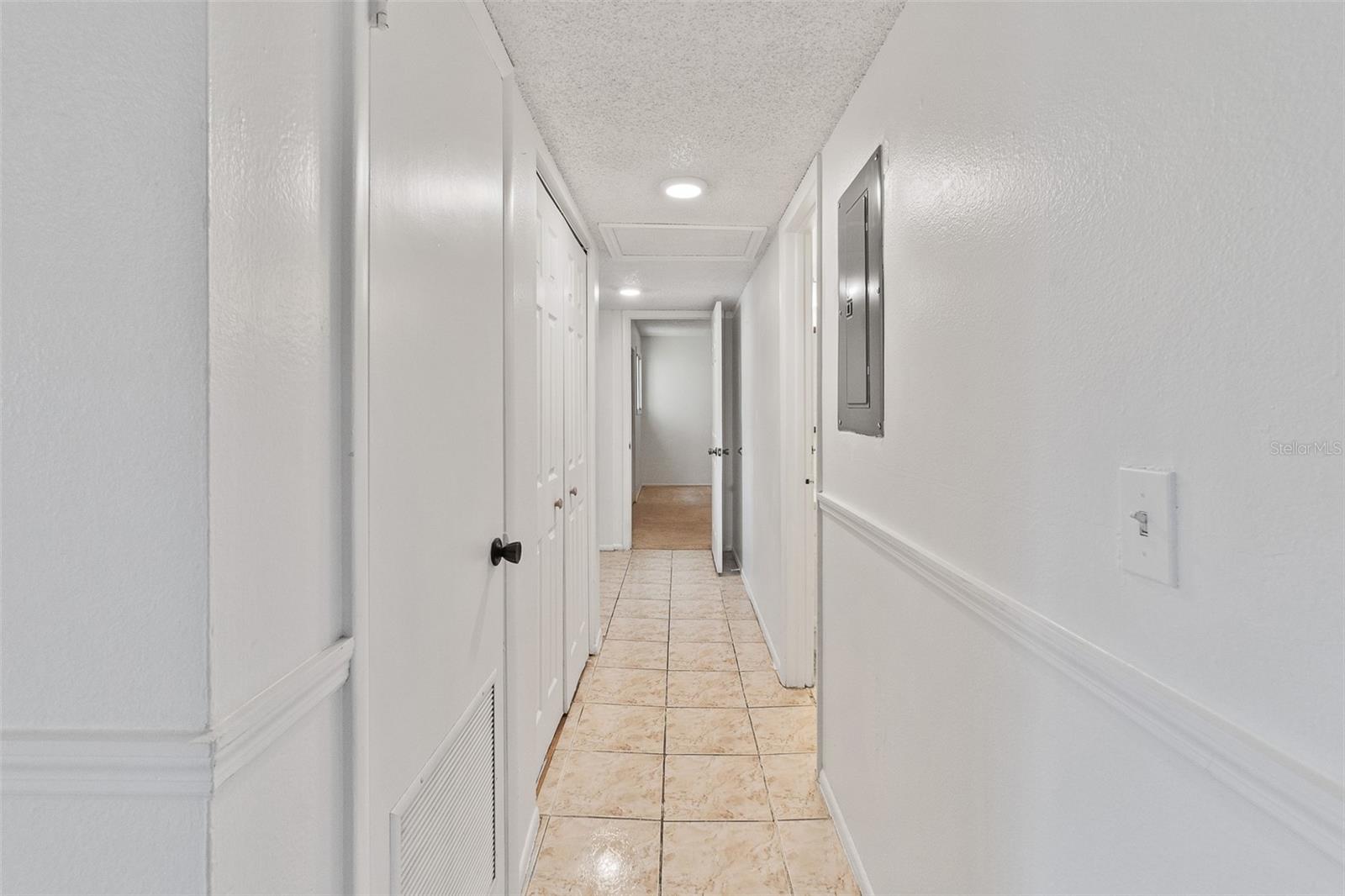 Image 10 of 27 For 916 Lake Destiny Road E