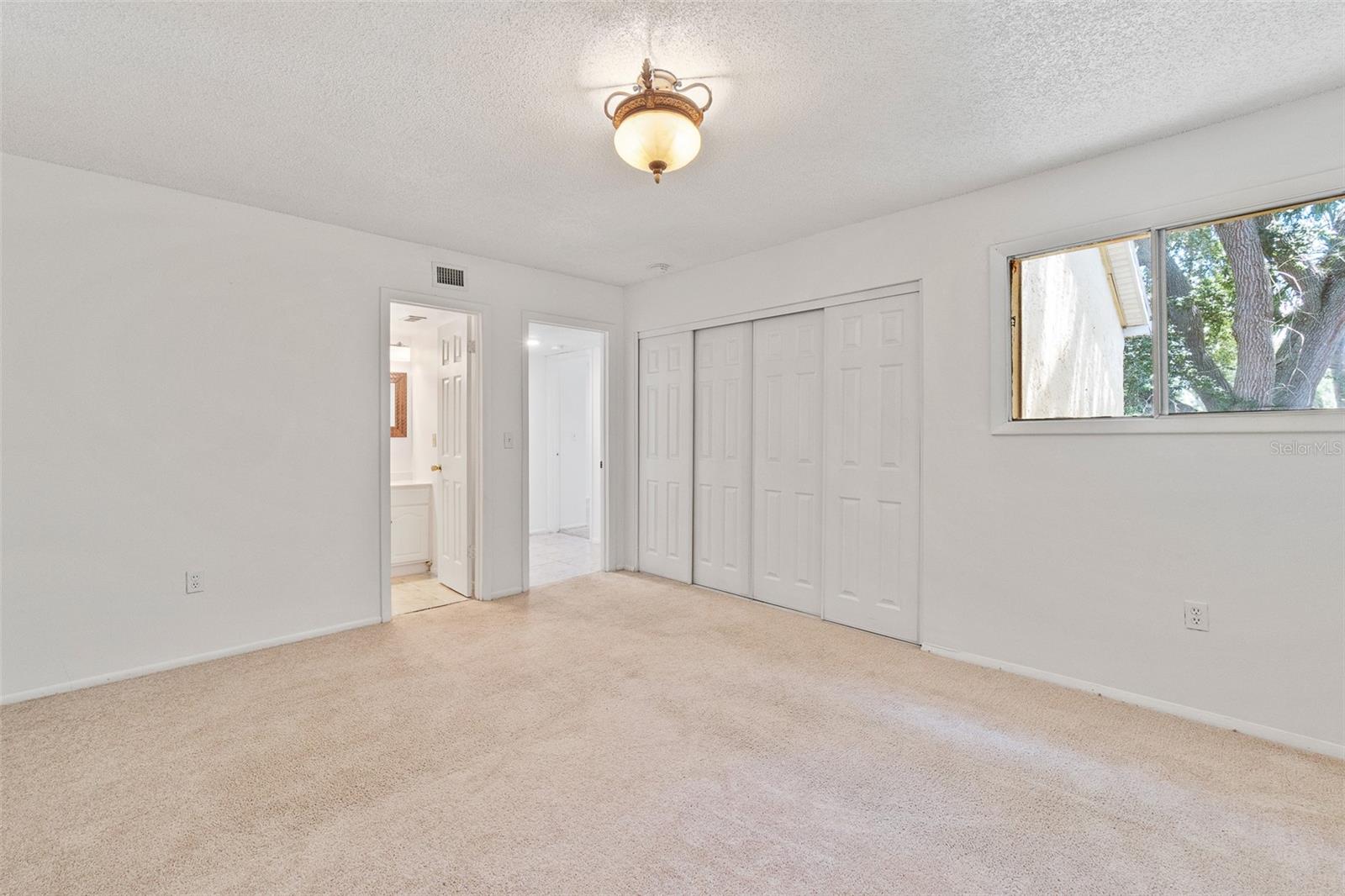 Image 13 of 27 For 916 Lake Destiny Road E