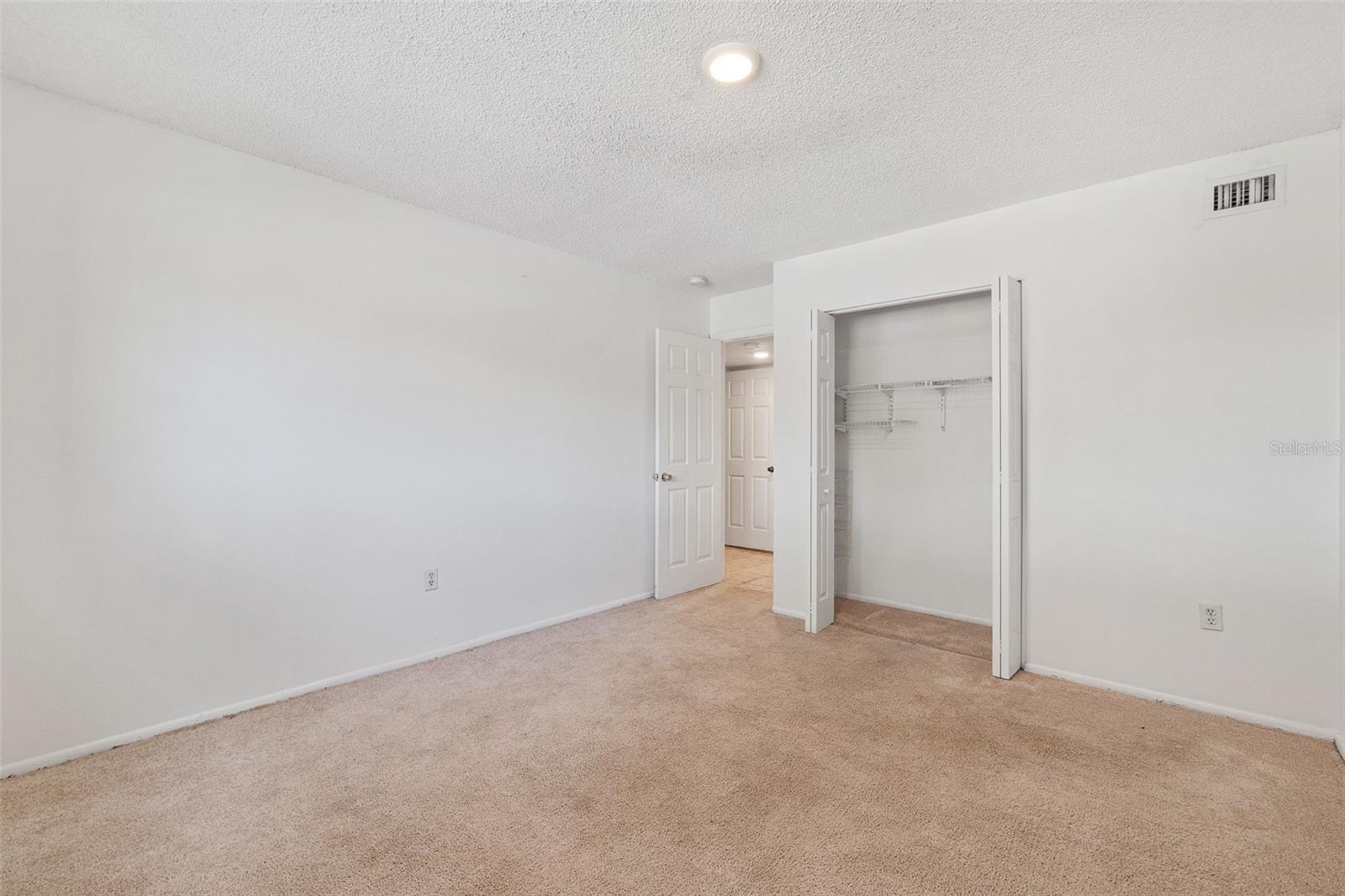 Image 17 of 27 For 916 Lake Destiny Road E