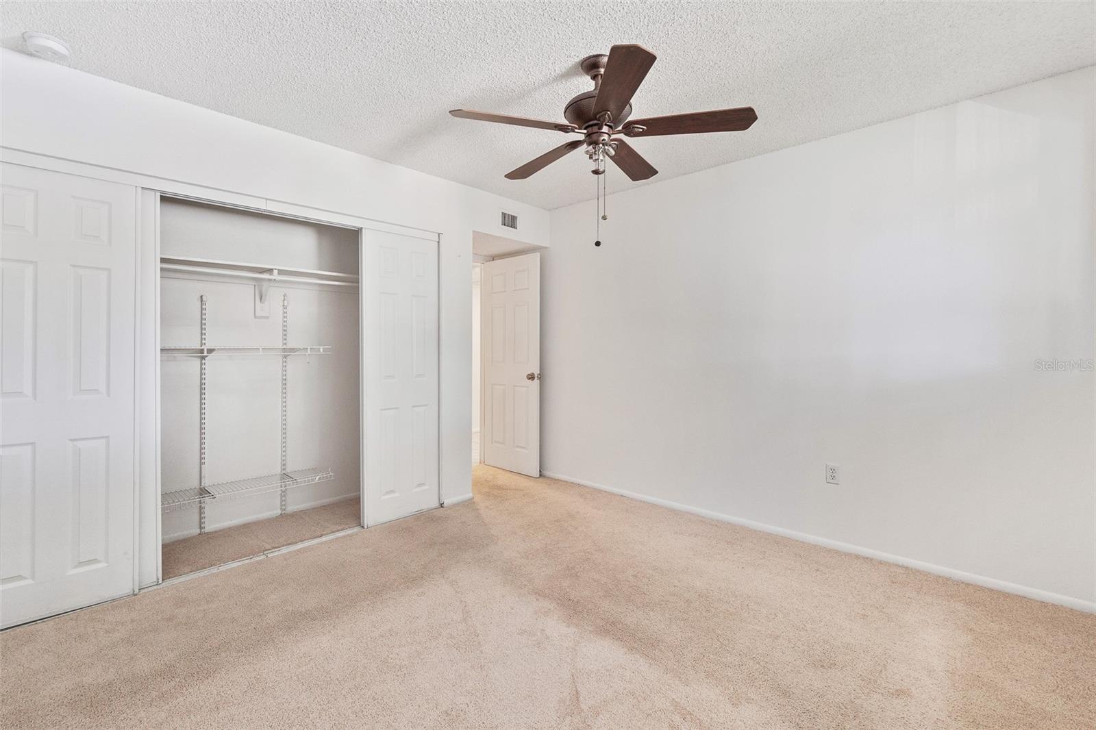 Image 18 of 27 For 916 Lake Destiny Road E