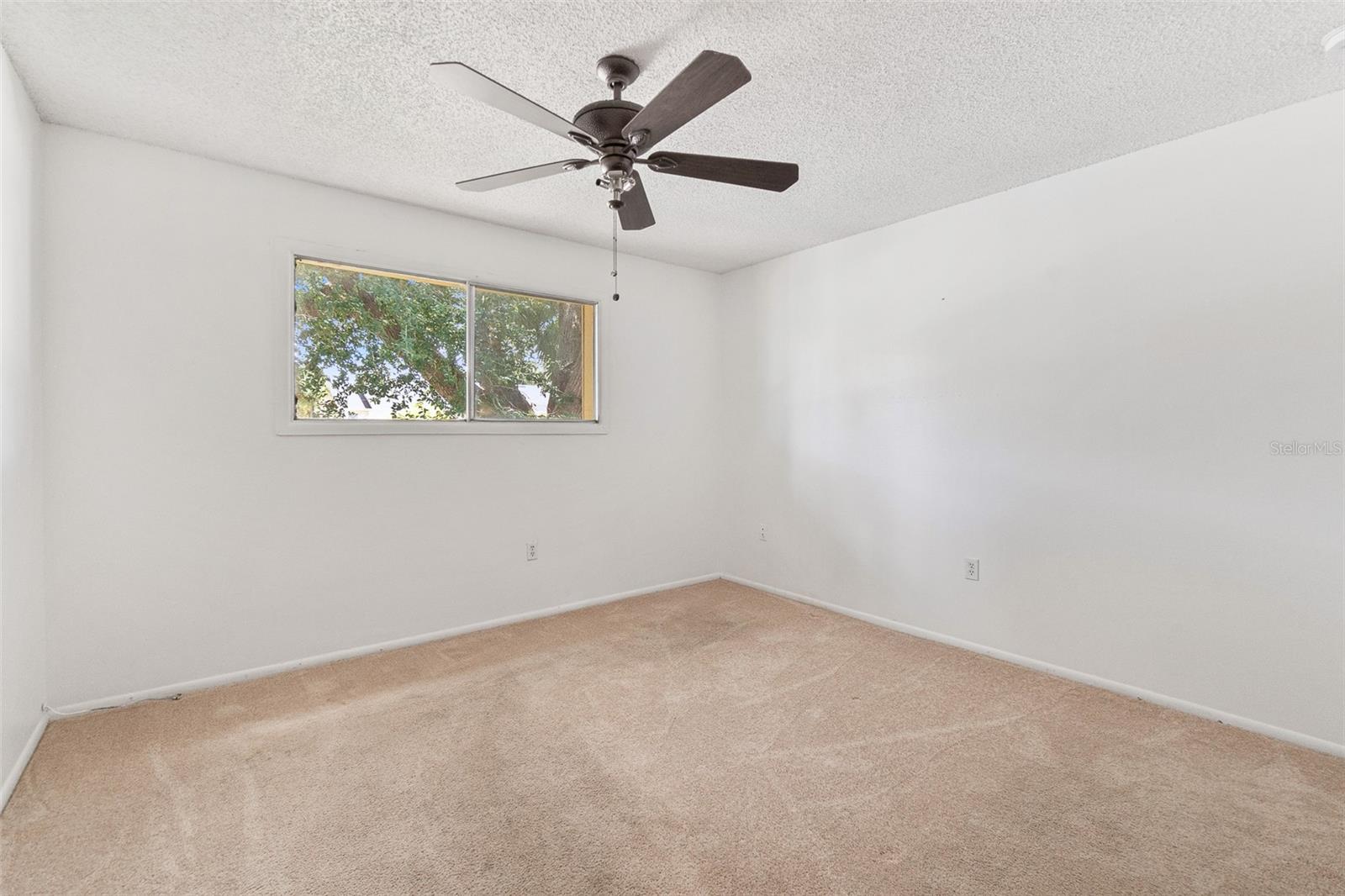 Image 19 of 27 For 916 Lake Destiny Road E