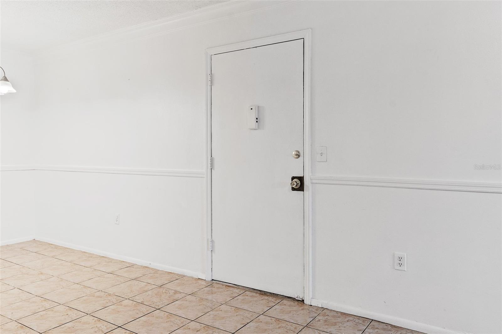 Image 4 of 27 For 916 Lake Destiny Road E