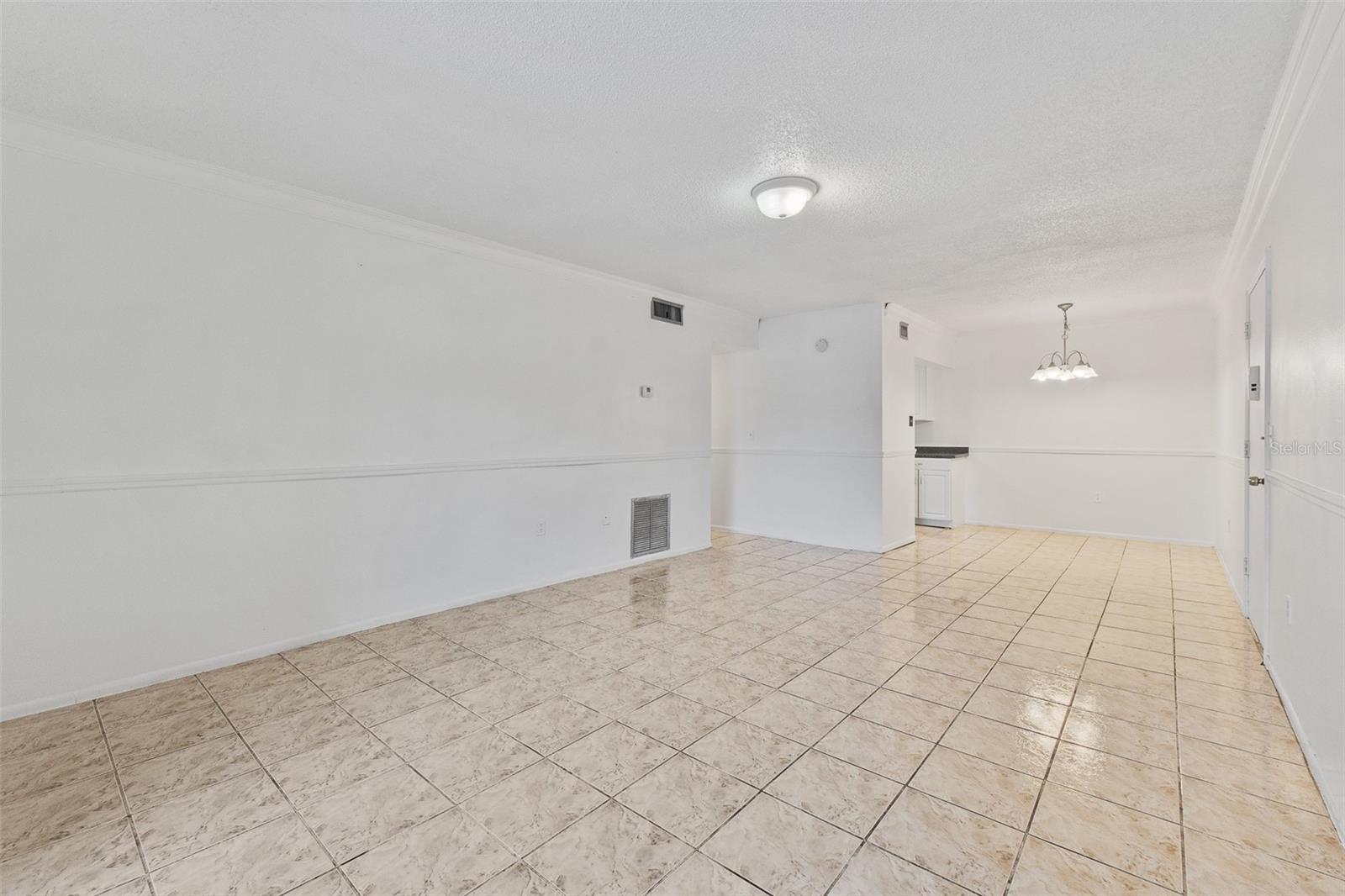 Image 9 of 27 For 916 Lake Destiny Road E