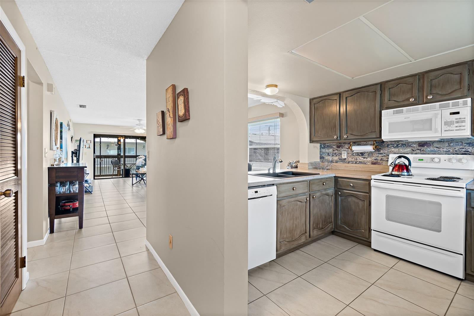 Image 18 of 31 For 7301 Ridgewood Avenue D103 Or 60